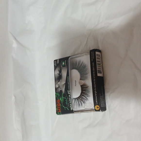 Kiss Eyelashes PLUNGE Triple Push up XL Collection NWT - Picture 5 of 5